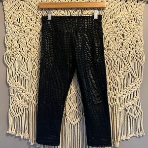 Fabletics Black Leopard Capri Athletic Leggings Pants